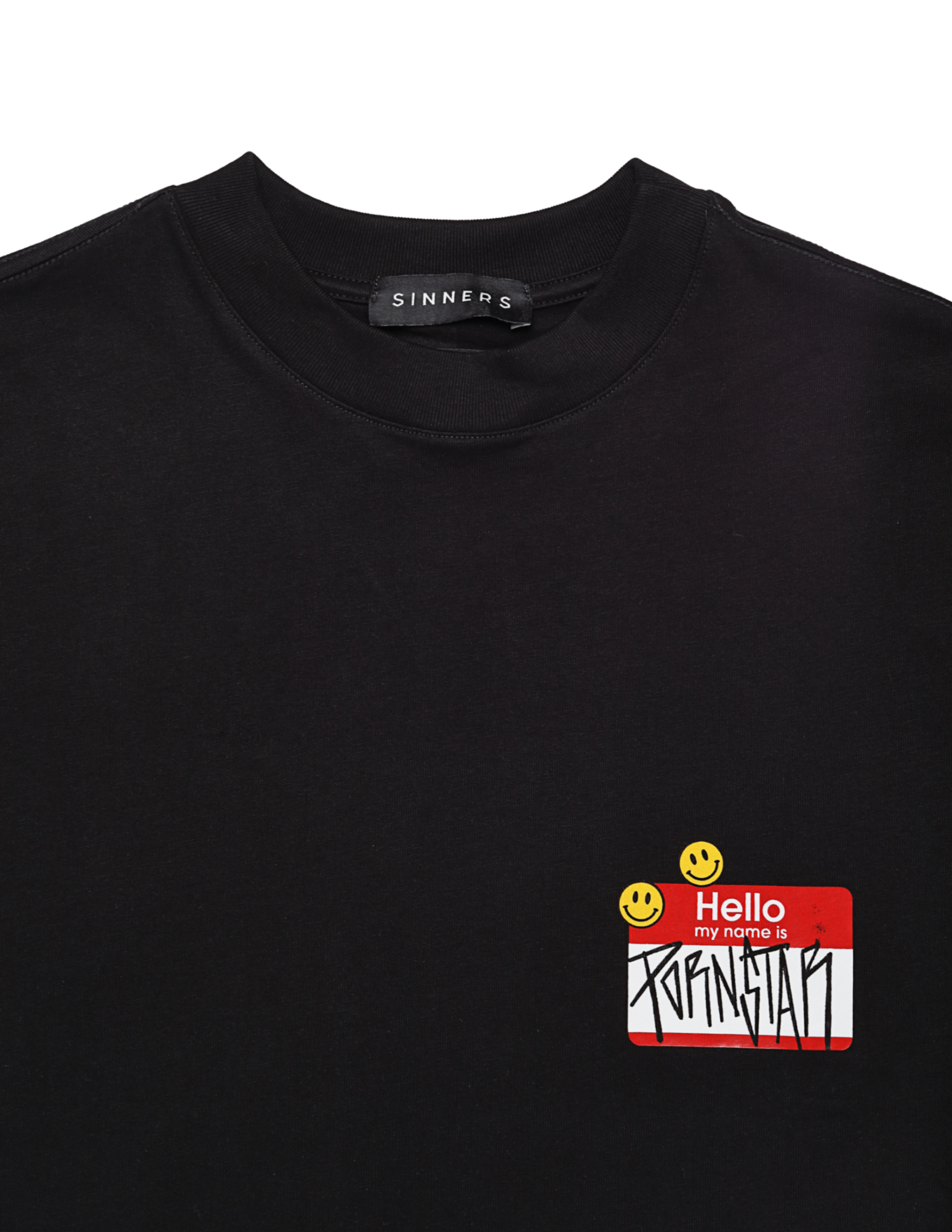 Camiseta de algodón negra con serigrafía manual.