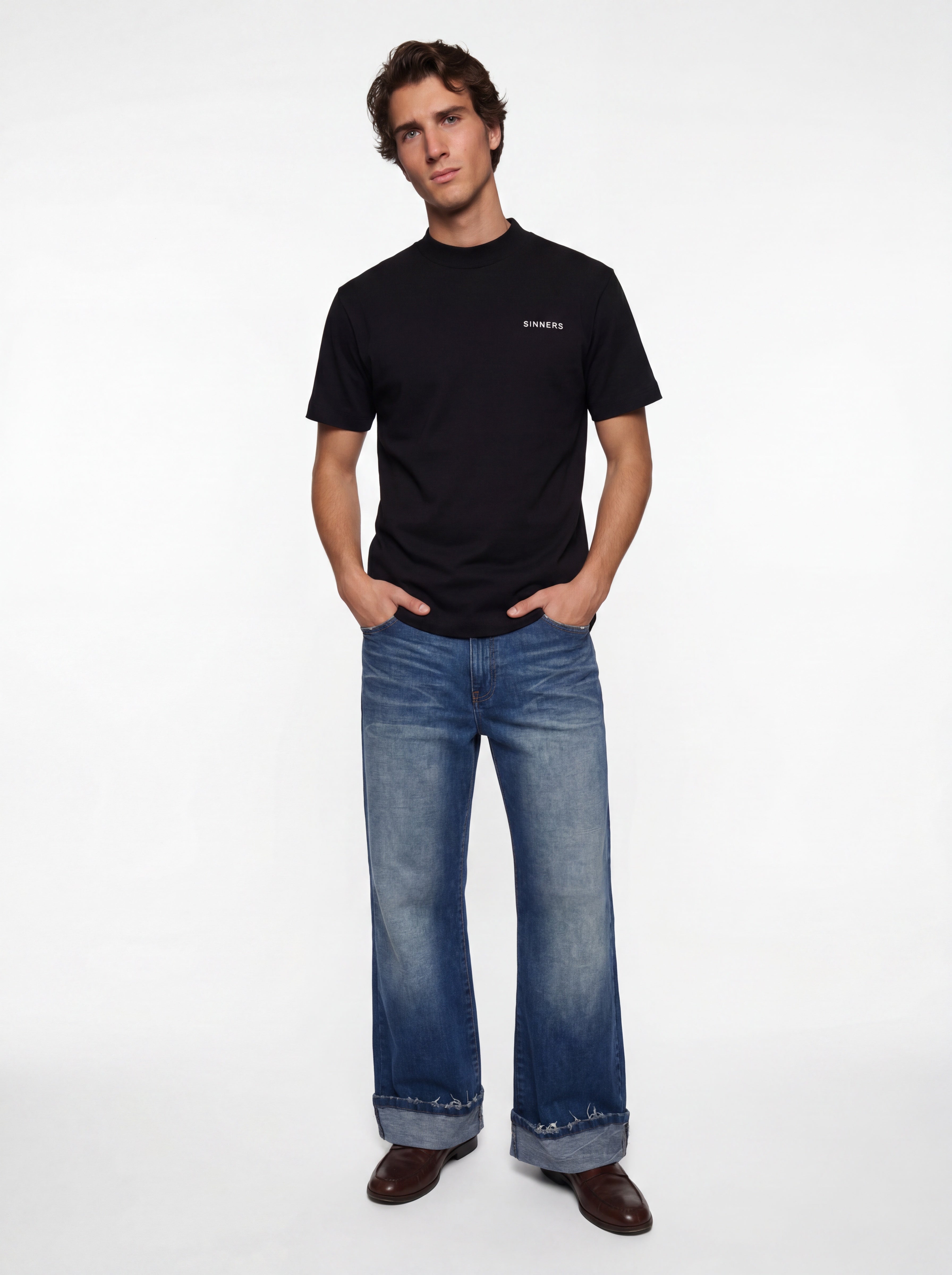 Camiseta Logo Regular negra en modelo — lookbook SINNERS Primavera 2026