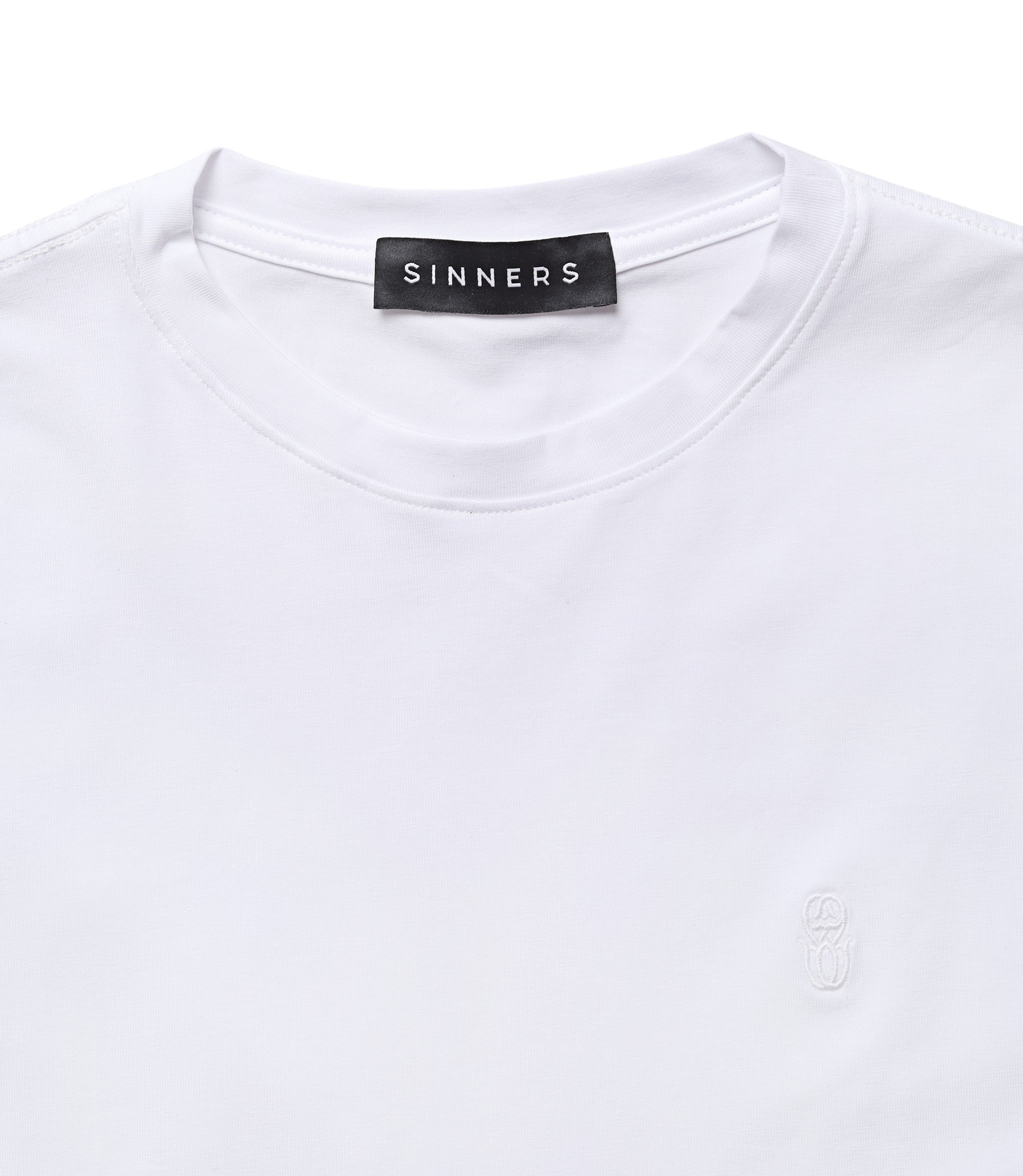 MONOGRAM SLIM WHITE T-SHIRT puesta en cuerpo, camiseta blanca con fit slim