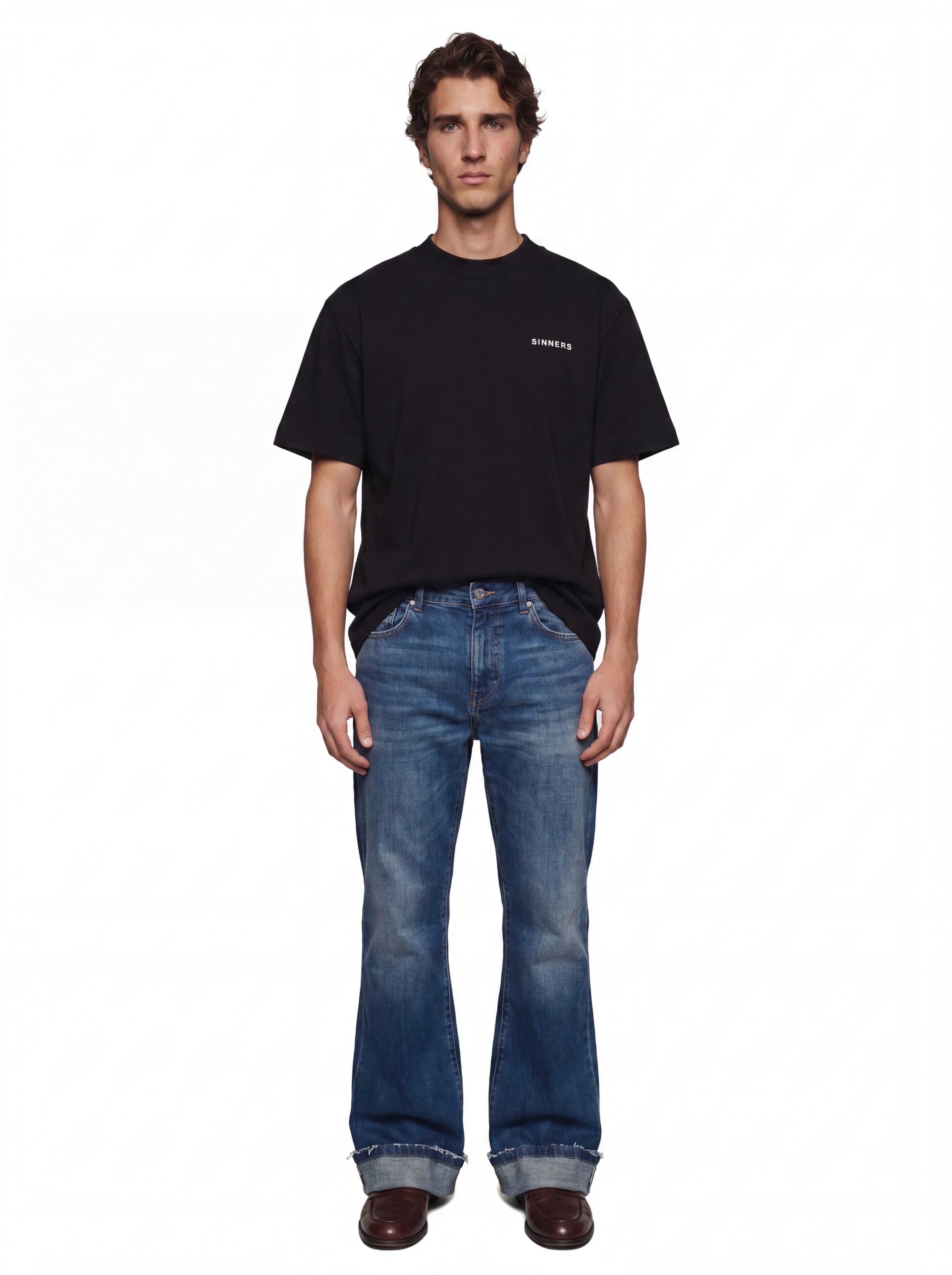 Camiseta Logo Regular negra, vista frontal en modelo