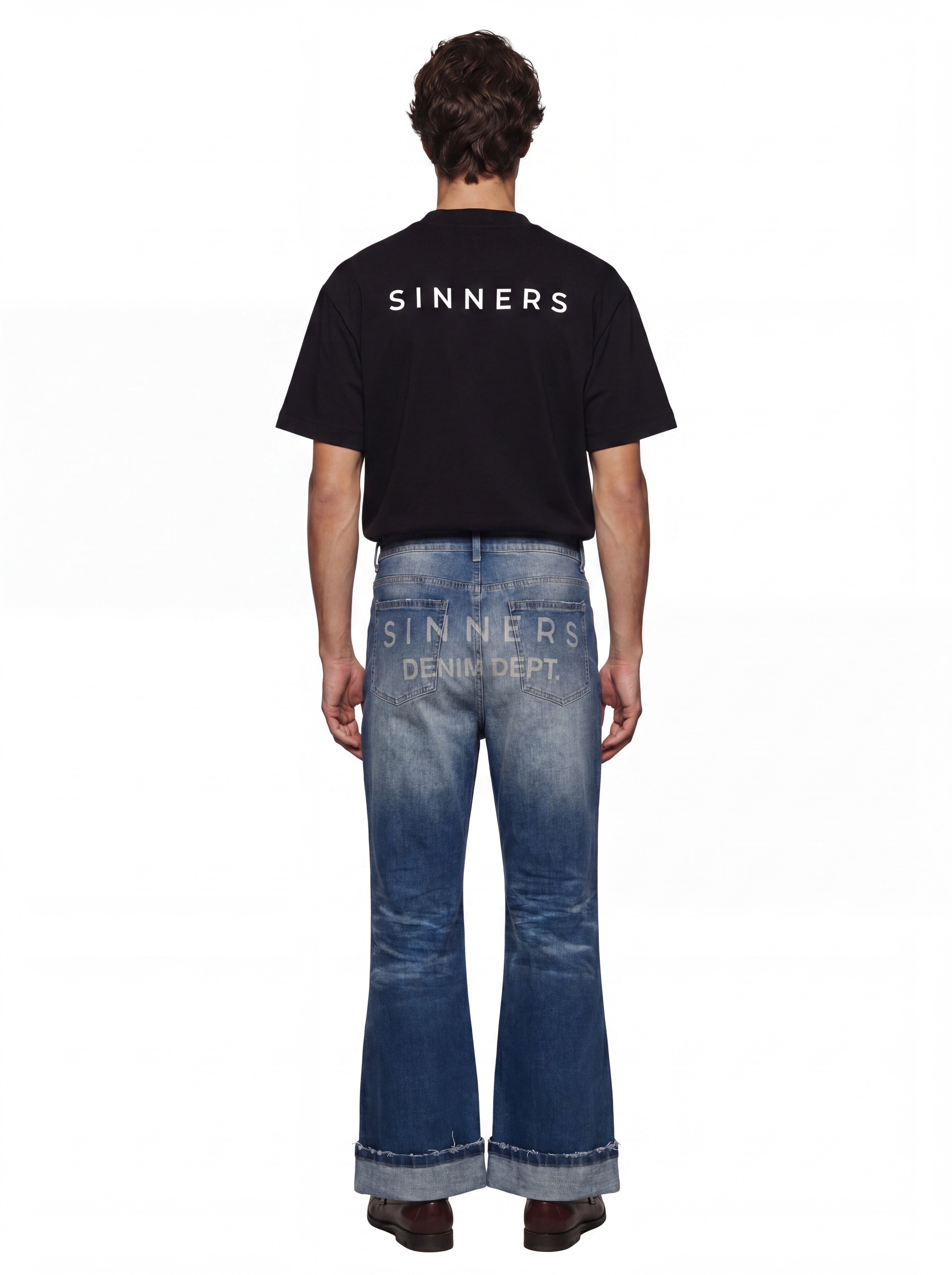 Camiseta Logo Regular negra, vista posterior en modelo